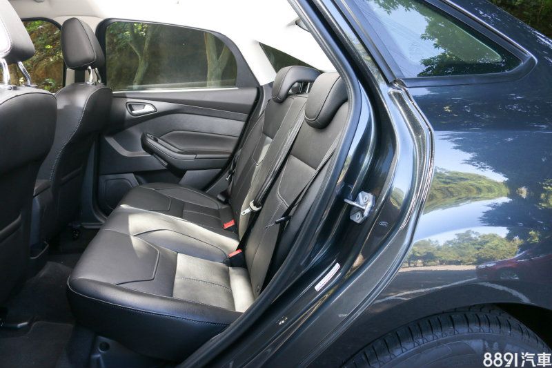 4門其他車型中,搭載的織布針織型座椅,皮質座椅觸感上有著不錯的表現,視覺感官上也更有質感。