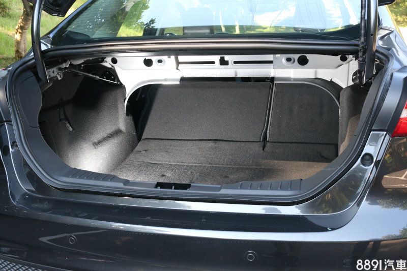 空間表現上,4門與5門車型差異不大,均具備彈性的6/4後座傾倒功能。