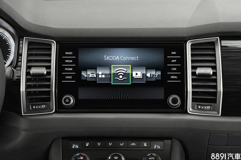 中控臺上的Skoda Connect多媒體系統,分為Swing、Bolero及Amunsen三種等級,Swing配置6.5吋螢幕,Bolero和Amunsen則為8吋螢幕,基本都整合了連結智慧型手機功能和藍芽系統。