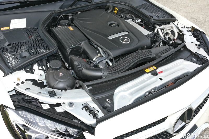 熟悉的「250」動力,211hp/36.7kgm輸出算是剛剛好,而未能採用逐漸廣泛配置在賓士旗下的9速自排是小小遺憾之處。