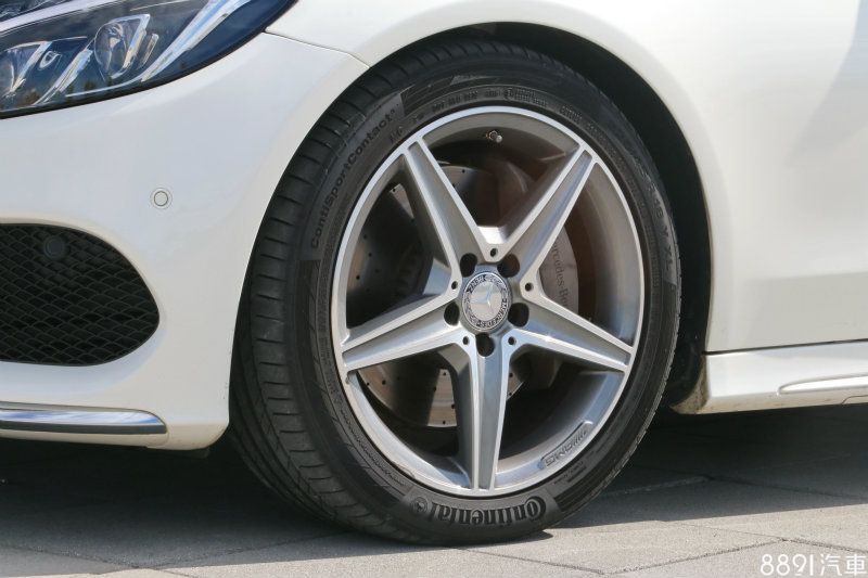 前225/45R18、後245/40R18的馬牌CSC5跑胎應付本車動力相當充裕,剎車表現也不俗,算是符合雙門跑車的需性能求。