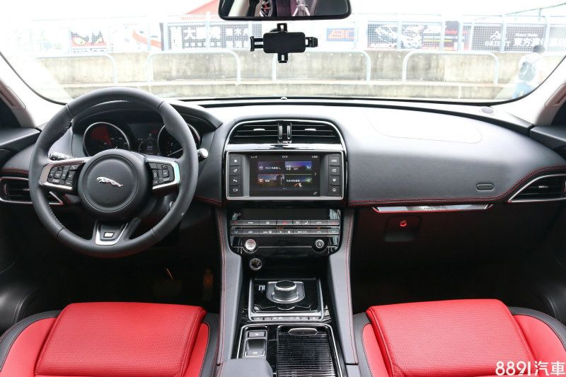 F-PACE的座艙並沒有令人耳目一新的設計,維持一貫的簡約細膩風格,圖中的R-Sport車型採用真皮包覆中控台與紅色車縫線設計,營造跑車化氛圍,在Prestige車型則是一般的軟質塑料。