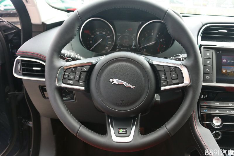 方向盤的造型與握感一流,而左方按鍵主要為控制儀錶中央資訊幕與音響,右方則用來操作定速系統。