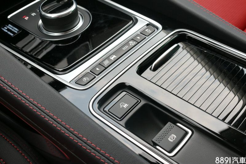 排檔座後方按鍵功能從右至左分別為怠速熄火、駕駛模式切換以及動態穩定系統,下方則是ASPC全地面起步輔助系統與電子手煞車。