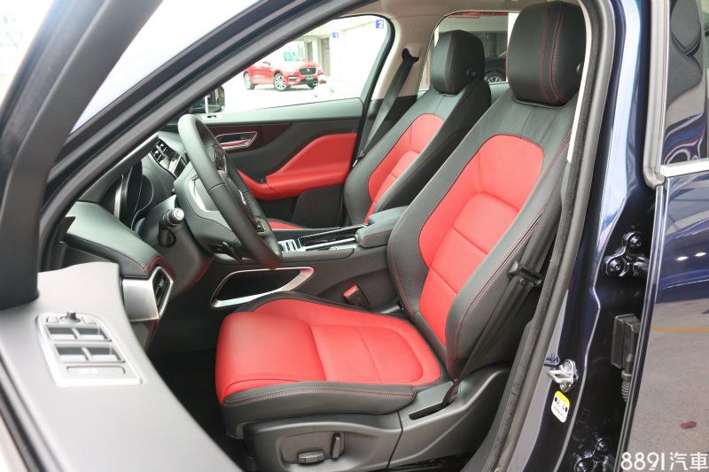 以SUV的標準來說,F-PACE的前座坐姿並不算高,上下車也相對較為輕鬆,實際乘坐舒適性不差,至於包覆性表現在當天賽道的激烈操駕也仍算是夠用,而調整機能部份,Prestige與R-Sport車型提供4向電動調整,S First Edition車型則是8向且附加熱與駕駛座記憶功能。