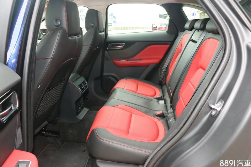 後座的空間表現在同級距之中已屬優異,坐姿設定也在可接受範圍,唯獨中央地板的隆起程度較高,也影響到中間乘客的乘坐品質。