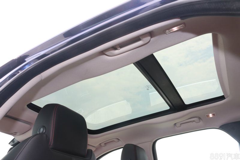 F-PACE全車系標配大型全景式天窗,末端已達到後座乘客的頭頂上方,有助於車室採光與降低壓迫感。