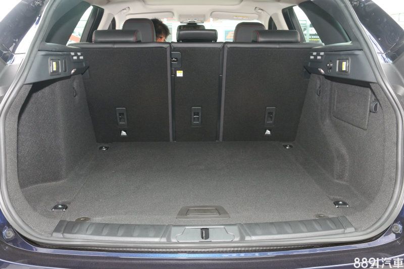 標準的行李廂容積為508L,內部形狀平整方正,透過兩側把手傾倒後則可達到1598L,且三款車型均標配電動啟閉尾門。