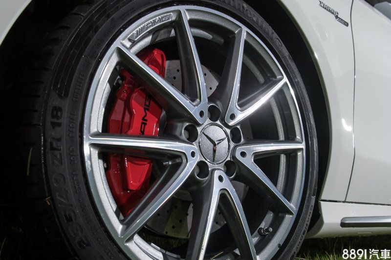 AMG CLA 45 4Matic、AMG CLA 45 4Matic Shooting Brake配置專屬18吋AMG十輻式鋁圈與AMG紅色煞車卡鉗。