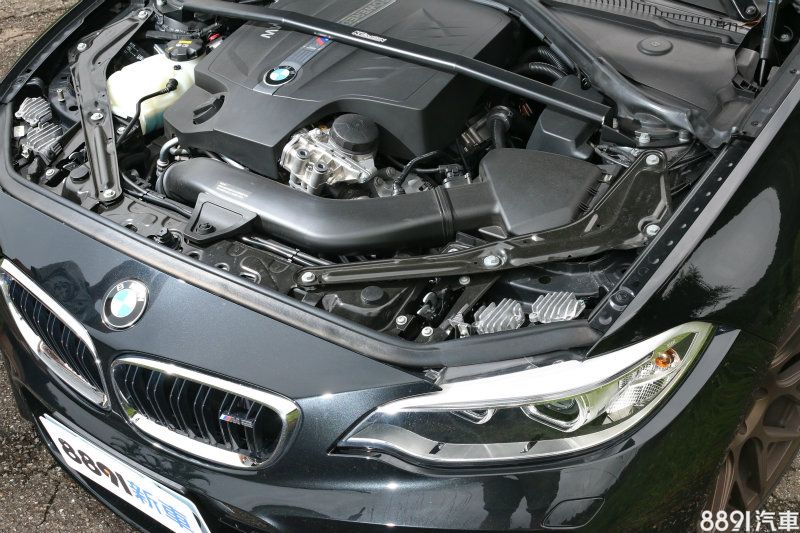 M2的動力來源為一具3.0升L6渦輪引擎,最大輸出為370hp/47.4kgm,搭配具有彈射起步功能的7速自手排變速箱,原廠0~100km/h加速成績為4.3秒。