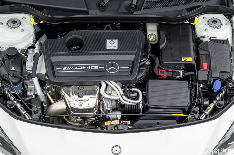 CLA45的2.0升L4渦輪引擎可爆發381hp/48.4kgm的最大動力,為目前數據最亮眼的2.0升引擎,搭配7速自手排變速箱與四驅系統,原廠0~100km/h加速擁有4.2秒的成績。