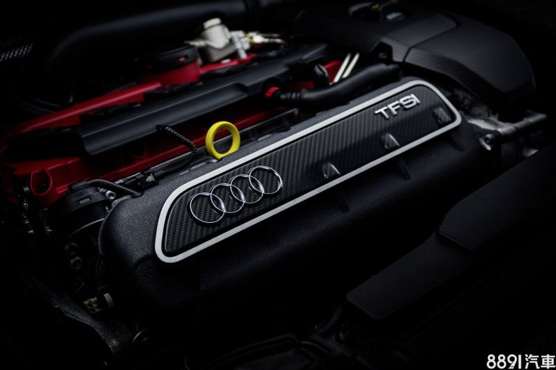 ▲RS3採用2.5升L5渦輪引擎,最大輸出為367hp/47.5kgm,有著1625~6800rpm的廣域輸出特性,加上7速自手排變速箱與四驅系統,具備0~100km/h加速4.3秒的表現。