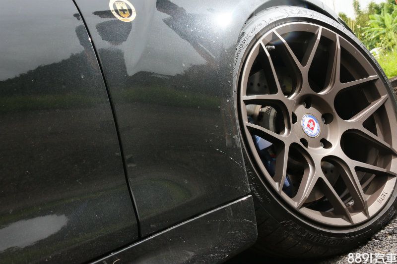 此車鋁圈已更換HRE鍛造品,輪胎則維持原廠前前245/35R19、後265/35R19的米其林PSS跑胎,這寬度已與上一期深度解析主角AMG C63同寬,應付M2動力可說是迎刃有餘!
