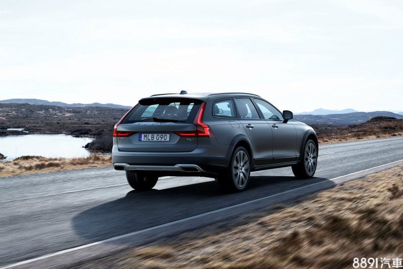 為了因應輕度越野需求，車身下緣覆上塑料材質，輪拱也因外觀塑料套件而有略為寬體的視覺感。