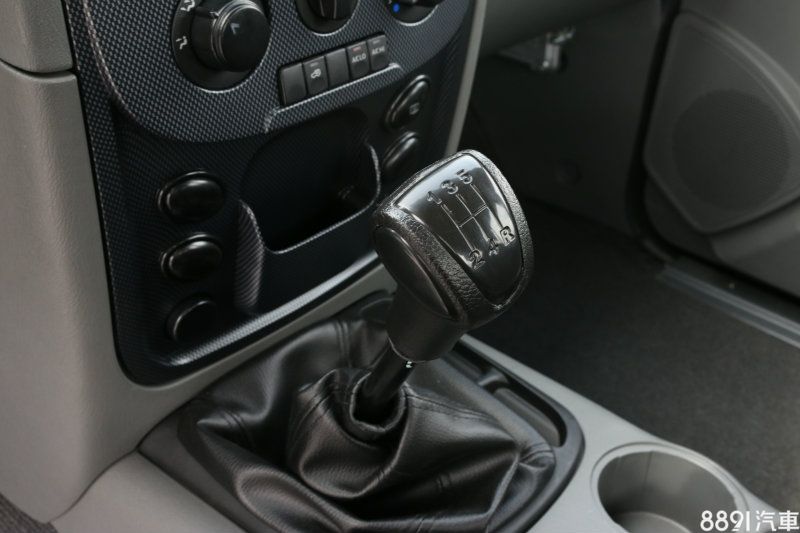 排檔桿略偏向駕駛座，有利於操作順手度，不過檔位之間清晰度平凡，雖不至於會有若錯檔情形，但換檔手感就難以要求，只是對於貨卡車而言，這其實也不算是缺點。