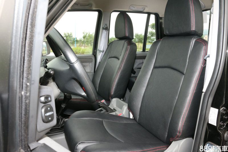 目前購車贈送皮質座椅，相較於原本的絨布材質，有更易於清理的好處，至於座椅本身設計，乘坐起來舒適、柔軟度已算相當不錯，只有支撐性還可以在加強補足些。