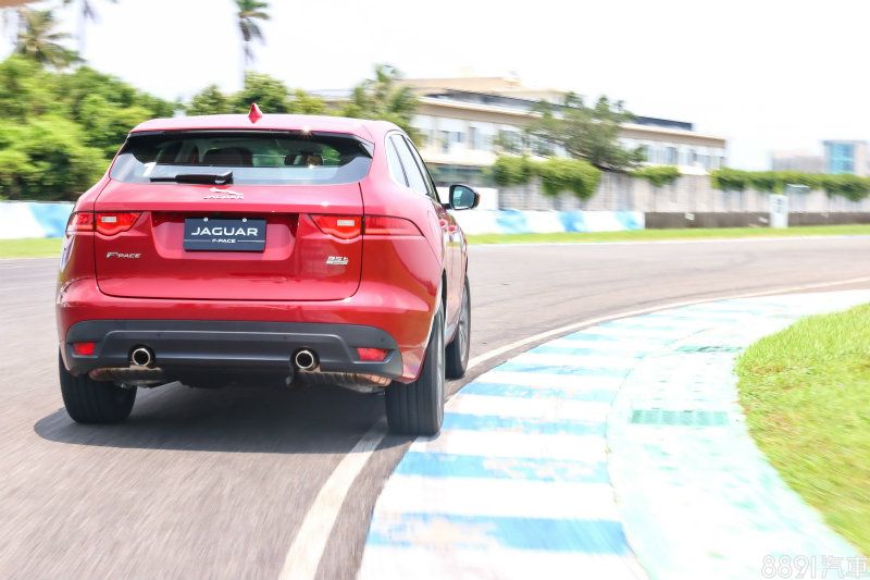 每人兩圈的下場機會看似短暫，但F-PACE的上手度頗高，此具3.0升V6機械增壓動力帶來直接的輸出反應，低、中速的表現也相當即時，線性的動力與均衡的底盤並不難適應。