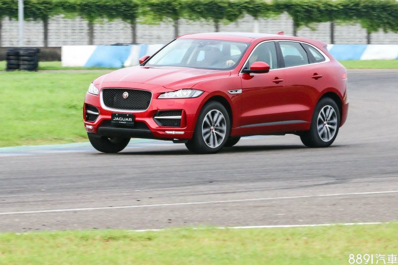 原廠所標榜的輕量化車體與接近50：50的前後配重，加上全鋁合金的前雙A臂、後多連桿的懸吊配置，轉向反應以SUV而言已屬優異，而P-Zero性能胎也有稱職的抓地力表現。