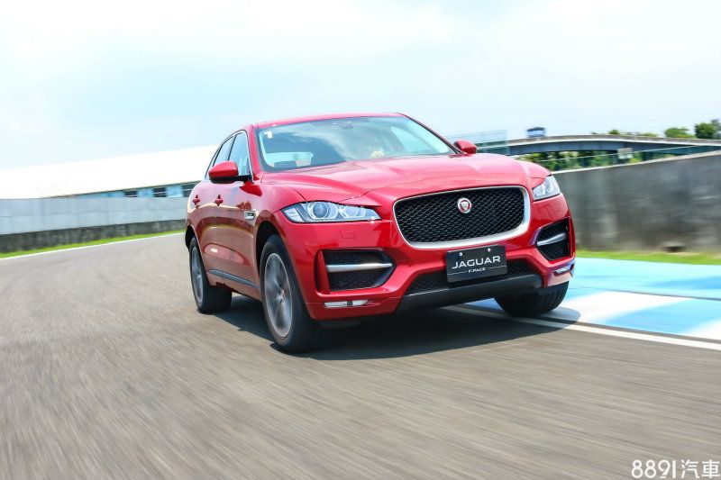 IDD四驅系統平時偏向後驅特性，並可依狀況在165毫秒內分配動前後驅動力，實際以Sport模式＋關閉DSC系統的狀態下，車尾動態頗為靈活，在SUV裡算是少有的特質。