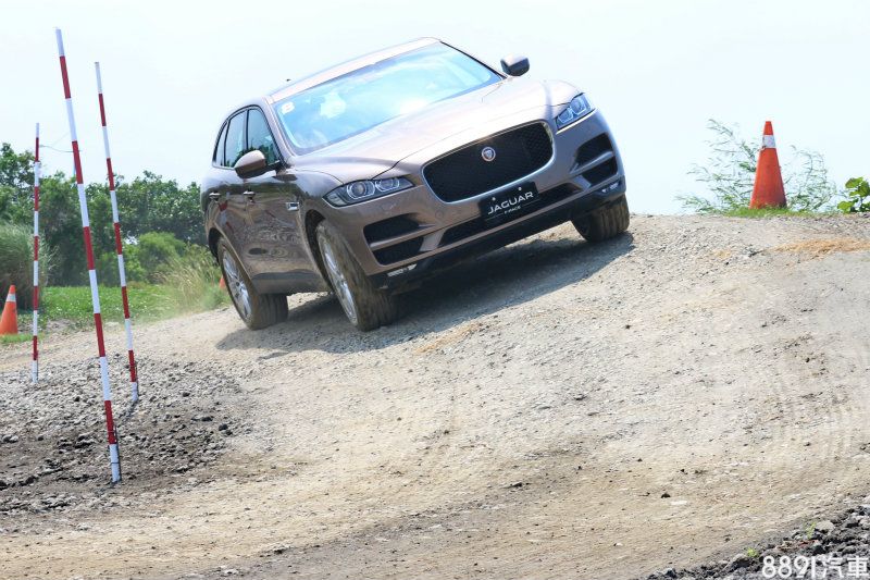 除了下賽道，原廠也安排多項關卡的越野場地，讓參與媒體得以體驗F-PACE結合IDD四輪驅動與ASPC全地面起步輔助系統之後的穿越能力。