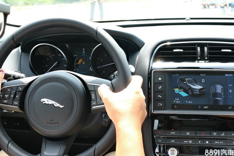 只要開啟位於中央鞍座的ASPC全地面起步輔助系統啟動鍵後，相關資訊均會顯示在儀錶資訊幕與中央螢幕，只要透過方向盤控制鍵設定好前進速度，容許範圍則是3.6～30km/h，之後系統將主動控制車輛並自行分配四輪的驅動力，駕駛僅需控制方向盤即可。