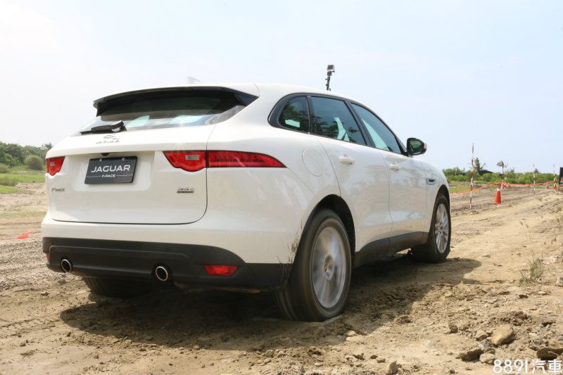 第一關需將車輛對準埋於地面的滾輪，藉以模擬低摩擦力路面，藉由ASPC系統自主控制，並偵測各輪轉速狀況，從圖上可看出動力已全數配給於後輪，以確保有效的驅動輪能發揮最大的抓地力，過程中並不需控制油門或煞車，駕駛只要握好方向盤，單靠此套系統自行處理便能克服。