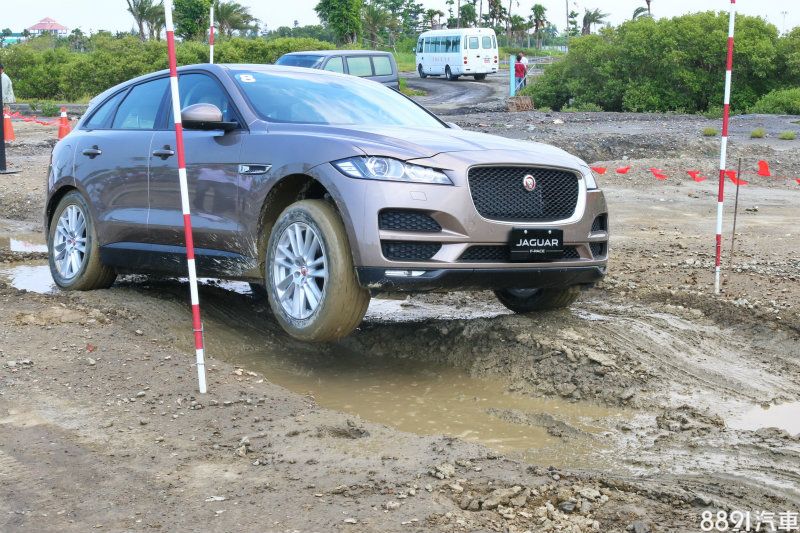 接下來是在砂石路面上全力起步，僅依賴本身的ID四輪驅動系統，從車輛靜止重踩油門，感覺就像在一般路面行駛，並無任何難度或特殊狀況。緊接著要通過高落差的崎嶇路段，同樣啟動ASPC系統並設定好速度，就好像有位經驗老道的高手幫你控制油門煞車，加上F-PACE具備25.5度前進角、26度離去角以及213mm的離地高度，只要掌握好行進方向，其實也是輕鬆過關。