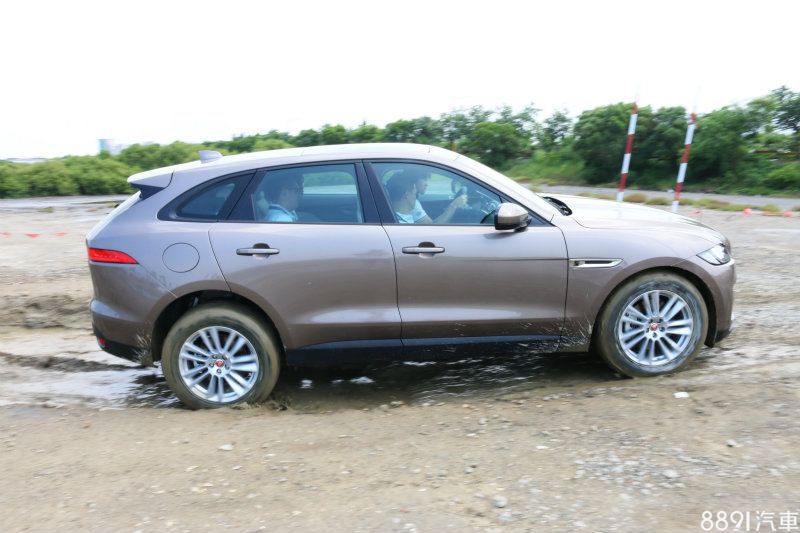 整體而言，F-PACE的IDD四輪驅動與ASPC全地面起步輔助系統確實讓Off-Road性能大增，重點是不必再辛苦的小心控制油門與煞車，過程中僅需握好方向盤，其餘都可交給電子系統搞定，道理就好比一般車在高速公路上使用定速系統，但只是F-PACE將場景換到惡劣地型，卻同樣可以安定的照著既定速度前進。