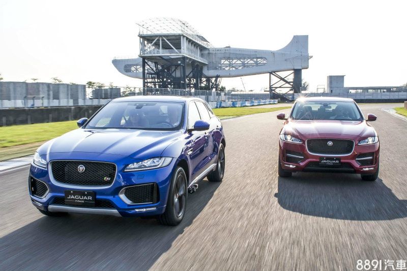 一天之內能開著F-PACE上賽道、下野地，要全然發揮且通盤了解並不容易，但在有限時間與條件中，便能輕易察覺Jaguar所賦予的多方位身手，富有樂趣與靈活動態的On-Road表現，瞄準Porsche Macan建立的高性能印象；Off-Road則藉著IDD四輪驅動與ASPC系統，要向同集團的Land Rover看齊，加上豪華座艙以及不到300萬的售價門檻，可說是Jaguar近來最重要的年度作品。