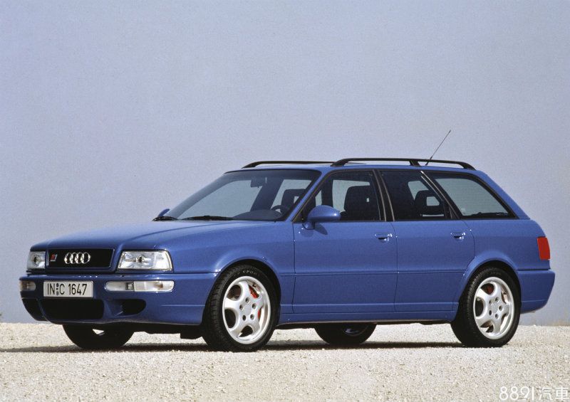 RS 2由Audi 80 Avant延伸而來,且與Porsche合作調校並代工組裝,搭載實際排氣量2226c.c.的五缸渦輪引擎,為第一部採用五缸引擎的RS性能車型,擁有315hp/6500rpm、41.8kgm/3000rpm的最大輸出,搭配quattro全時四驅系統,總計最後僅生產約2200部。