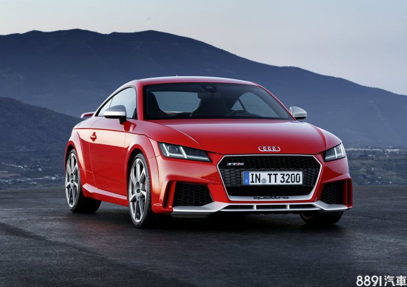 全新TT RS正好在品牌五缸引擎的40周年推出,動力從現行RS 3的2.5升L5 Turbo引擎強化而來,最大輸出則來到400hp/5850~7000rpm、48.9kgm/1700~5850rpm,搭配七速自手排變速箱與quattro四驅系統的Coupe車型,0~100km/h加速僅需3.7秒。