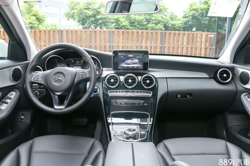 C-Class中控台設計風格完全異於A4,兩車組裝、塑料壓花、細節用料都在伯仲之間,不過A180從空調出風口一路到下方COMAND介面,均採用鋼琴烤漆飾板,其容易留下指紋與細微刮傷的特點,加深日常保養的困擾。