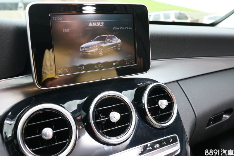 標配Audio 20音響系統,整合7吋多功能顯示幕、手機連結、娛樂、車況信息等,也可選配COMAND Online,提供8吋顯示幕、DVD撥放、中文導航等更多的功能。