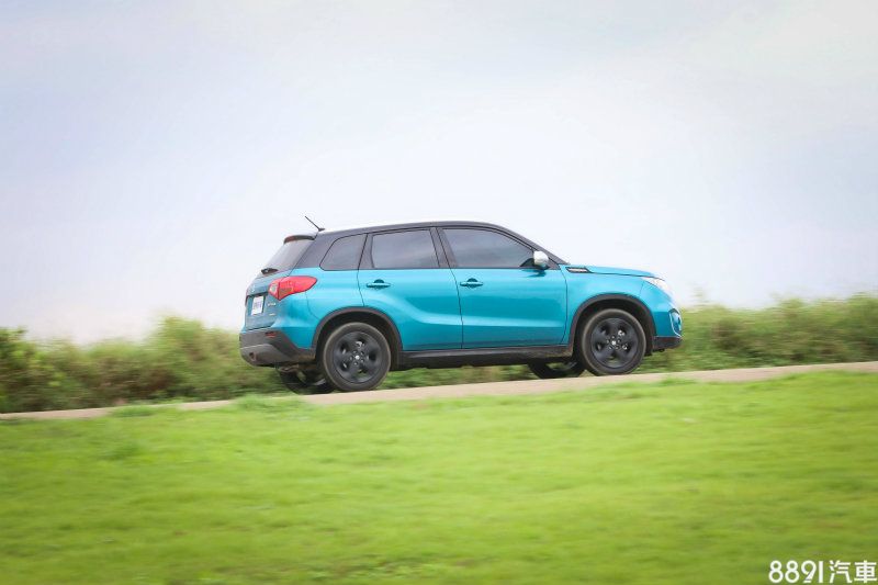 在當日氣溫約32度的悶熱陰天,以P-Box對Vitara S AllGrip進行實測,0~100km/h加速的反覆測試成績均能維持在一定水平,穩定性值得肯定,最佳成績僅花了8.56秒,表現相當出色,通過四百公尺終點則是16.22秒@138.28km/h,可看出高速狀態的力道衰退較為明顯。