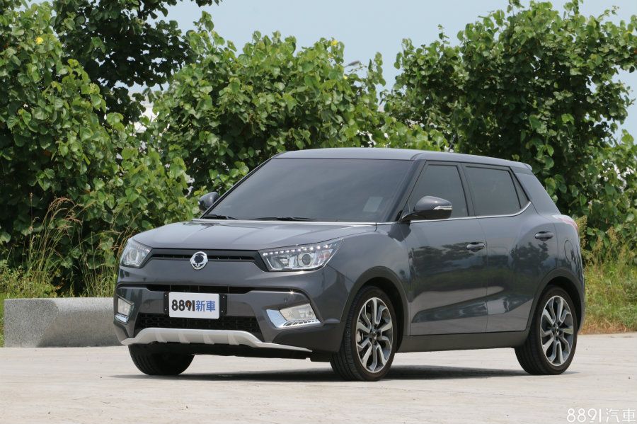 試駕車另外選配了個性化配件,像是前後保桿下方加了銀色飾板,前霧燈也多了飾蓋,讓視覺上多了一些層次感。