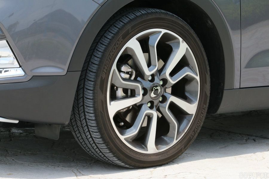 汽柴油兩款豪華車型皆採用215/45R18輪胎,18吋鋁圈造型頗為出色,搭配Tivoli身型頗為對味,而其餘車型則是將16吋輪胎列為標配項目。