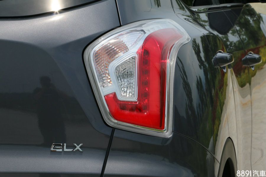 全車系頭燈統一皆為鹵素型式,但後方尾燈卻是採用LED光條式尾燈組,增添不少現代年輕氣息。