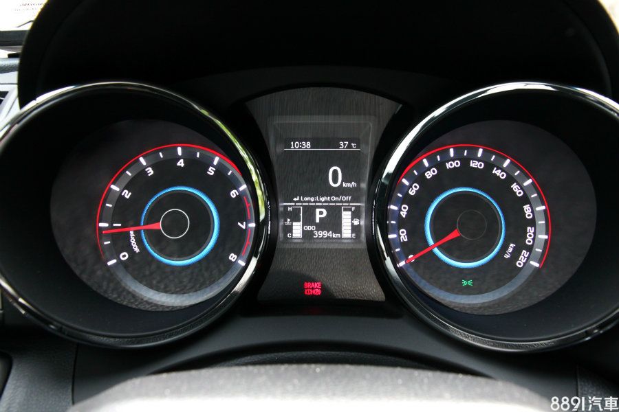 儀錶板設計中規中矩,中央螢幕則提供豐富且清晰的行車資訊,而豪華車型還另增添六色變換功能,視覺上較有多層次的變化性。