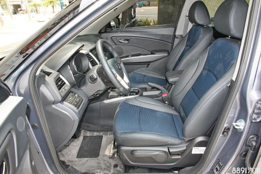 GLX豪華款配置為皮質、織布雙色混搭座椅,其餘兩款車型皆為一般織布材質,雙材質配上雙色混搭,視覺感受上較豐富變化些。