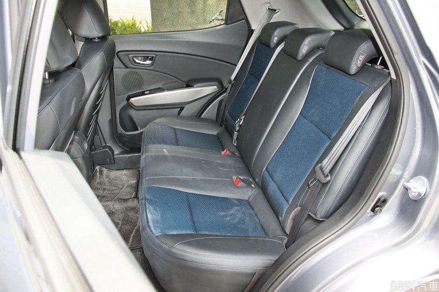 座椅泡棉軟硬度算是合宜,乘坐感受算是舒適,後座也可支援6/4分離傾倒功能,椅背也能夠調整角度,使得後座表現空間更為彈性,已成年身高170cm男性來說,乘坐於後座,比起對手,膝部能運用的空間算是寬敞。