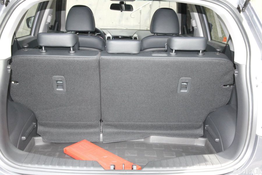 Tivoli不論在乘坐空間表現出色,其行李廂可達420L左右的容積空間,比起對手的350L,也勝出不少,但可惜的是,後座傾倒後,平整性欠佳。
