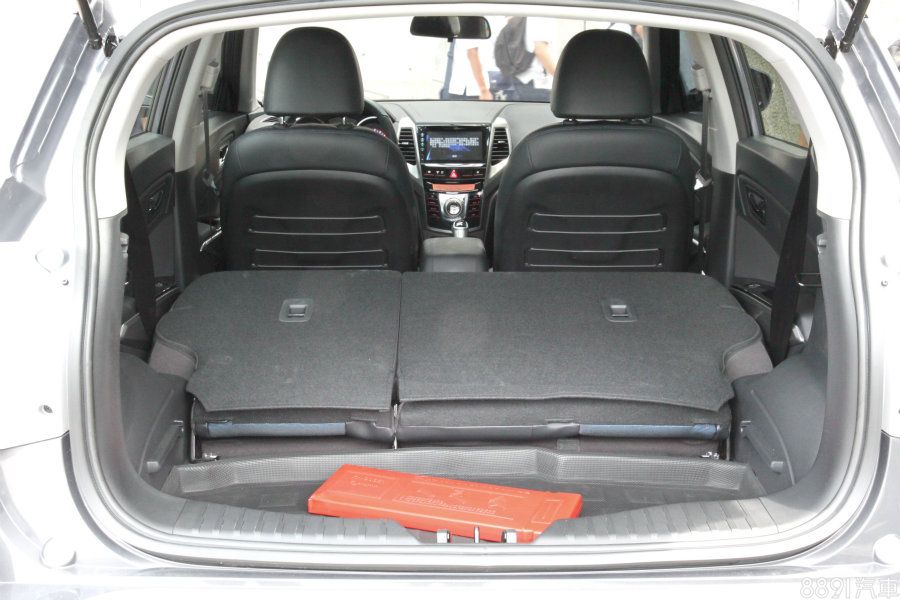 後座傾倒後,可看出落差幅度不算小,多少影響物品放置的規劃度。