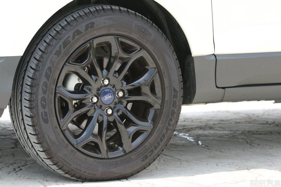 全車系搭載205/50R16輪胎尺碼,此次試駕的車型為燻黑版,鋁圈造型也改由燻黑樣式,帶來不一樣的質感與視覺感官,坦白說燻黑樣式的確帥氣許多。