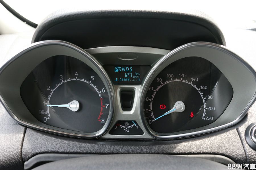 儀錶板絢麗程度雖不優於對手,但旅程電腦帶來各項資訊顯示已算豐富,簡單的單色字幕顯示,讓人一目了然。