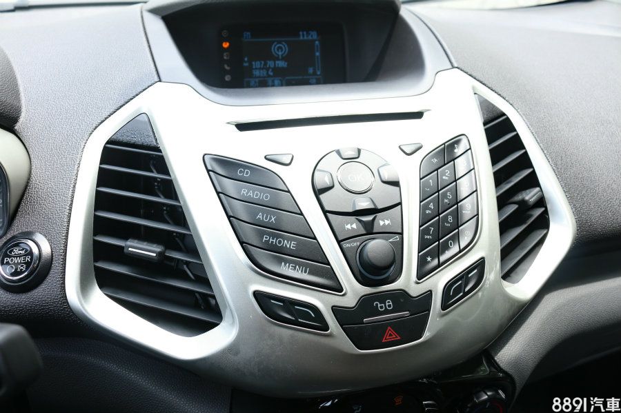 中控台設計完全與Fiesta共用,雖然基礎型SYNC按鍵數量有些略多,但各式功能算是齊全。