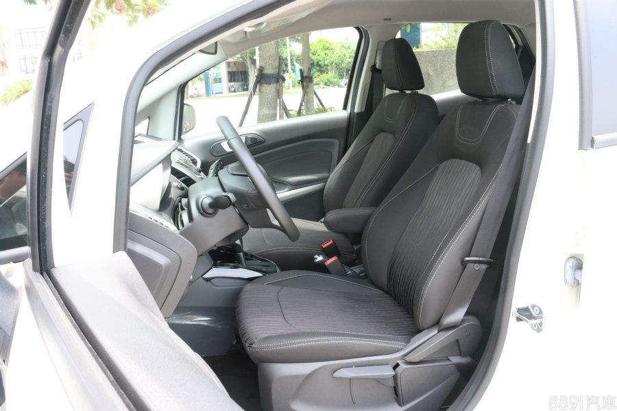 全車系座椅配置織布型座椅,乘坐起來偏硬點較多,但支撐性卻是良好,而車高尺碼的優異,讓駕駛的視野相當遼闊,給人感受舒適。(EcoSport車高為1687mm優於Tivoli的1590mm。)