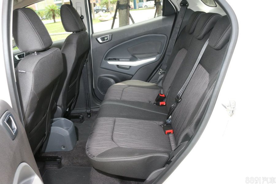 而在後座空間表現上比起Tivoli就稍差一截,同樣已成年170cm男性乘坐,膝部運用空間雖不算擁擠,但Tivoli就是更寬敞些,但後座椅背同樣皆能調整角度。