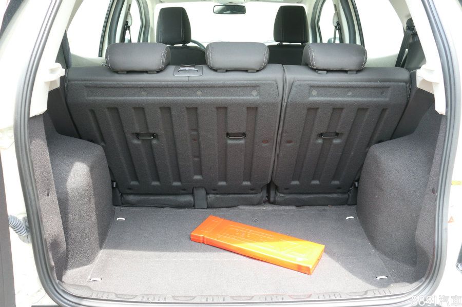 行李廂表現EcoSport較為出色,省力的側開式行李廂門設計,讓放置重物行李時,方便性提高了不少。