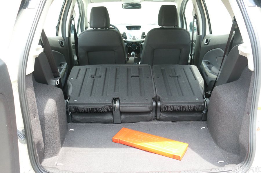 容積空間雖不比Tivoli優秀,寬度及深度皆不突出,但高度卻有意外的良好表現,稍微彌補後座置物空間的缺點。