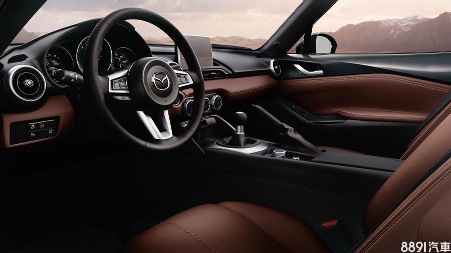 標準版MX-5 RF的配備水準與軟蓬車型相同,而旗艦型只要加價2萬元,便能將內裝升級為Nappa皮質,並多了黑色鋼琴烤漆雙色車頂。